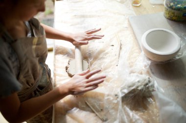 Kız ellerini masanın üzerinde yuvarla.