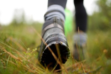 Yürüyüş botlarını kapat, patikada yürü.