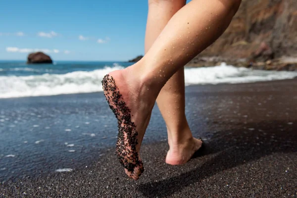 Mulher Descalça Andando Praia Areia Preta — Fotografia de Stock