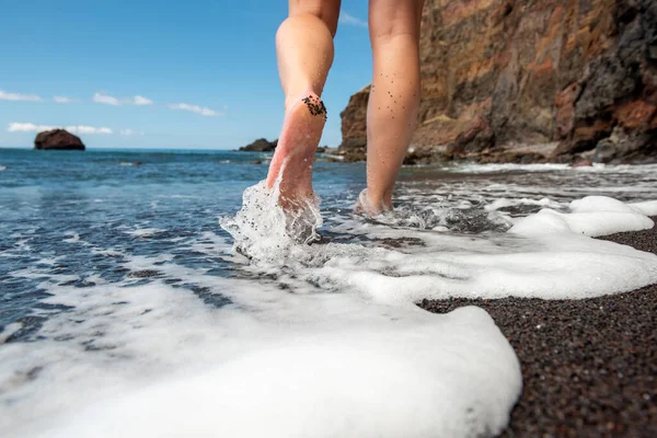 Mulher Descalça Andando Praia Com Água Salpicando — Fotografia de Stock