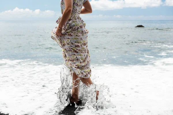 Seitliches Porträt Einer Frau Die Strand Mit Plätscherndem Wasser Geht — Stockfoto