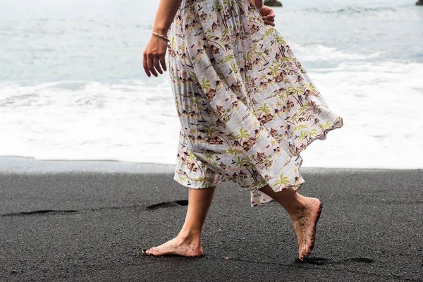 Retrato Lateral Mulher Descalça Andando Praia Areia Preta — Fotografia de Stock