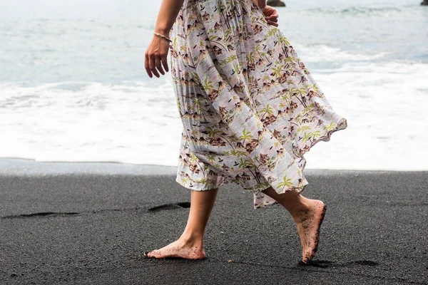 Seitenporträt Einer Barfüßigen Frau Schwarzen Sandstrand — Stockfoto