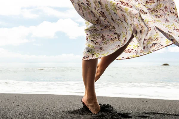 Retrato Lateral Mulher Girando Com Vestido Areia Pela Praia — Fotografia de Stock