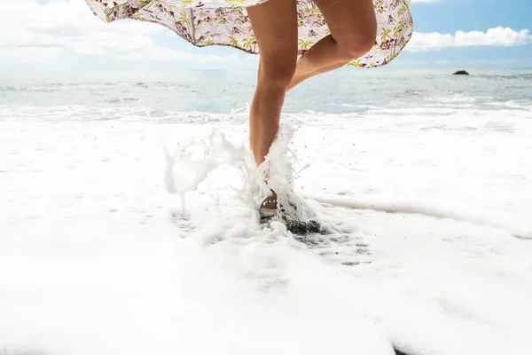 Mulher Retrato Uma Perna Pela Praia Com Água Espirrando Sobre — Fotografia de Stock