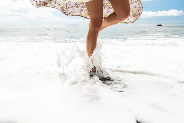 Ritratto Donna Piedi Una Gamba Dalla Spiaggia Con Spruzzi Acqua — Foto Stock