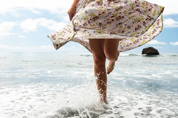 Retrato Jovem Mulher Uma Perna Pela Praia Com Água Espirrando — Fotografia de Stock