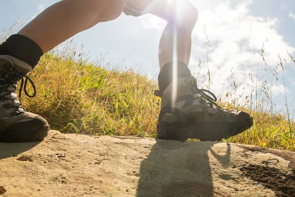 Närbild Sida Utsikt Över Kvinnliga Vandrare Promenader Med Solig Bakgrund — Stockfoto