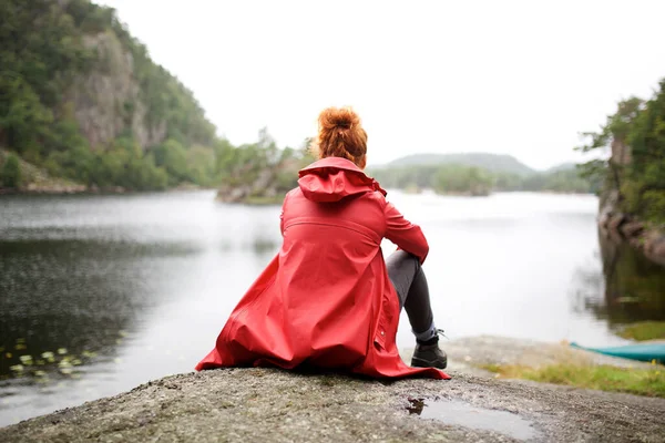 Bakom Ung Kvinna Sitter Vid Sjön — Stockfoto