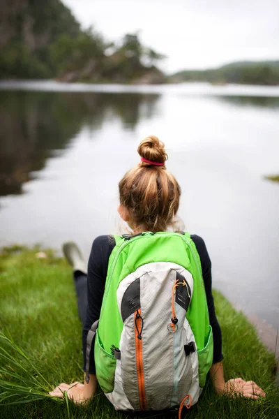 Ritratto Dietro Ragazza Seduta Con Zaino Terra Sul Lago — Foto Stock