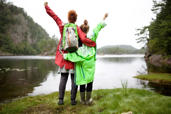 Portrait Mother Daughter Standing Lake Arms Raised — Stock Photo, Image