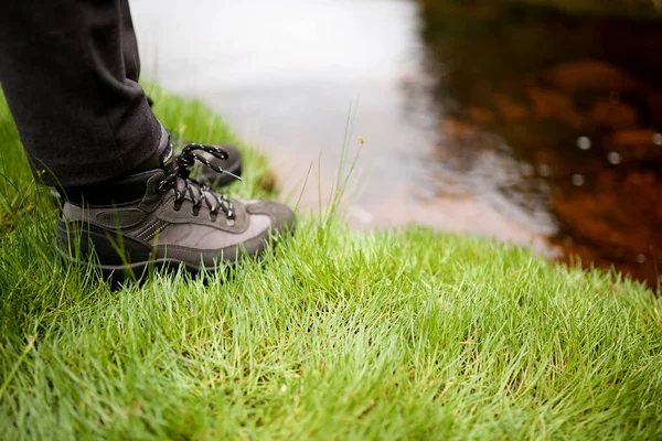 Cerca Botas Excursionista Pie Hierba Por Agua — Foto de Stock