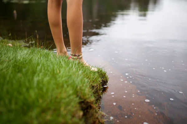 Basso Angolo Ragazza Piedi Piedi Nudi Erba Dal Lago — Foto Stock