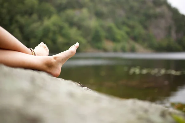 Boční Pohled Dívka Relaxační Bosá Skále Jezera — Stock fotografie