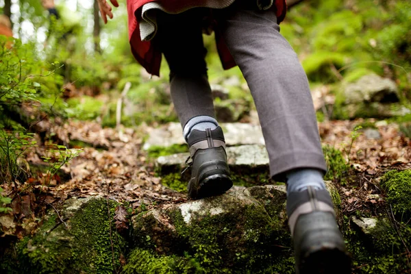 Retrato Trás Mulher Caminhadas Trilha Com Botas — Fotografia de Stock