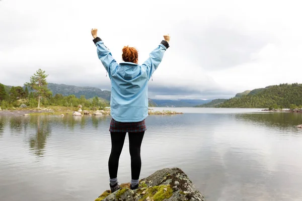 Portrait Derrière Une Jeune Femme Debout Bord Lac Les Bras — Photo