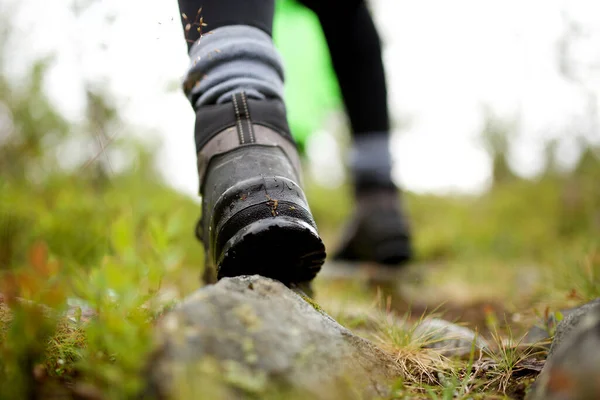 Närbild Baksidan Vandrare Stövel Promenader Spår Utomhus — Stockfoto