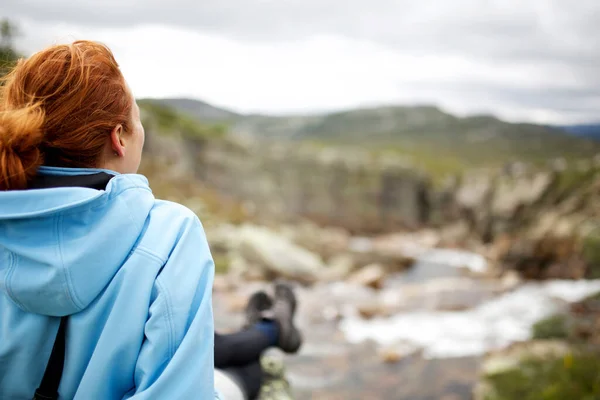 Portret Van Achter Jonge Vrouw Zitten Kijken Naar Landschap Het — Stockfoto