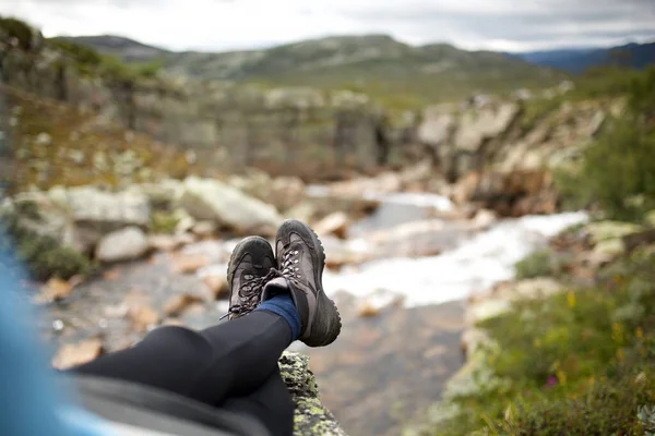 Portrait Woman Legs Crossed Relaxing Hiking Boots — Stock Photo, Image