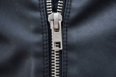 Siyah deri ceketin fermuarını kapat.