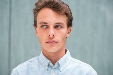 Yüzünde ciddi bir ifade olan genç bir portreyi yakından çek.