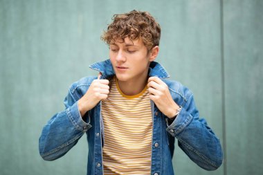 Kot ceketli havalı bir genç adam portresi