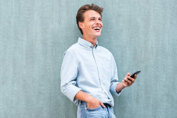 Portret Jongeman Met Mobiele Telefoon Lachen — Stockfoto