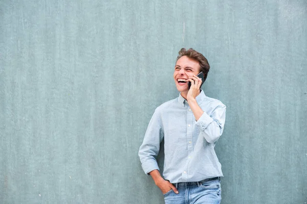 Портрет Счастливый Молодой Человек Разговаривает Мобильного Телефона Стеной — стоковое фото