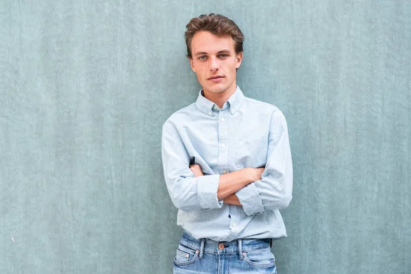 Portrait Serious Young Man Leaning Wall Arms Crossed — Stock Photo, Image