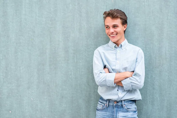 Retrato Sonriente Joven Apoyado Contra Pared Con Los Brazos Cruzados — Foto de Stock