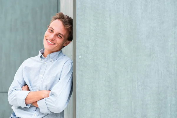 Portrait Handsome Young Man Leaning Wall Arms Crossed Smiling — Stock Photo, Image