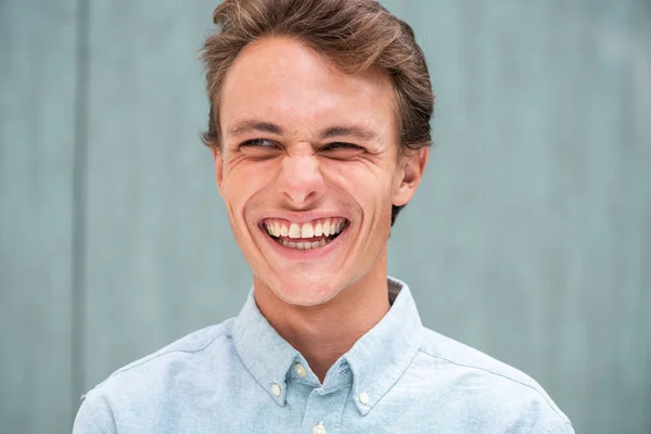 Primer Plano Retrato Feliz Joven Mirando Hacia Otro Lado — Foto de Stock