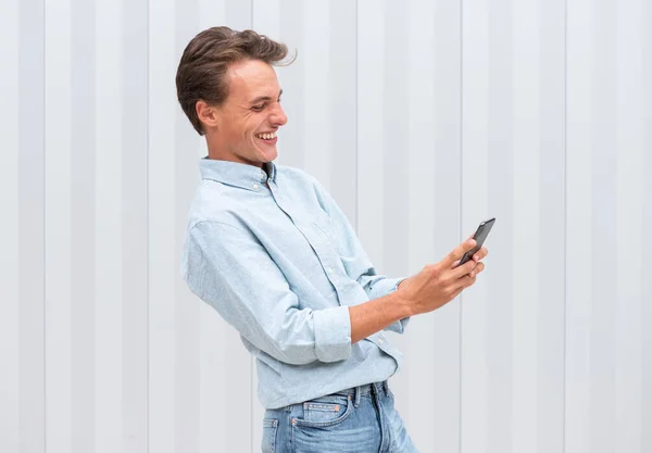 Retrato Lateral Jovem Feliz Olhando Para Celular Rindo — Fotografia de Stock