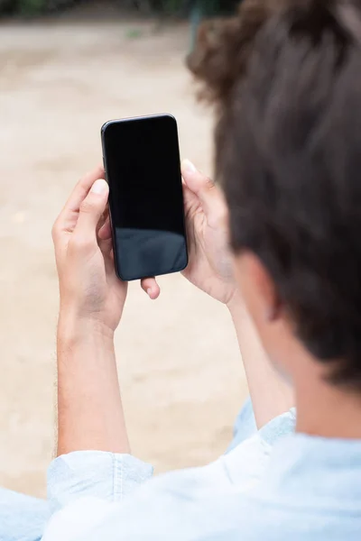 Retrato Detrás Joven Sosteniendo Teléfono Celular Mirando Pantalla —  Fotos de Stock