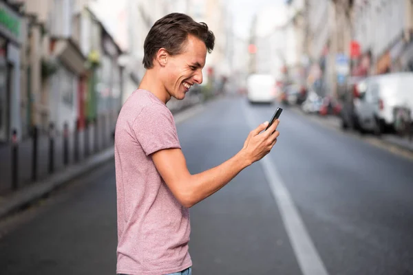 Ritratto Laterale Uomo Felice Che Cammina Attraverso Strada Della Città — Foto Stock