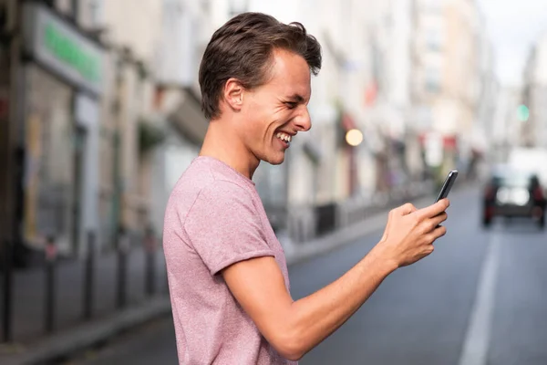 Portret Gelukkige Man Lopen Stad Straat Kijken Naar Telefoon — Stockfoto