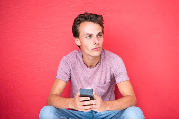 Gros Plan Portrait Jeune Homme Assis Près Mur Rouge Avec — Photo