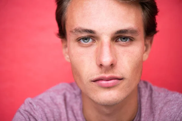 Nahaufnahme Porträt Schöner Junger Mann Starrt Rote Wand — Stockfoto