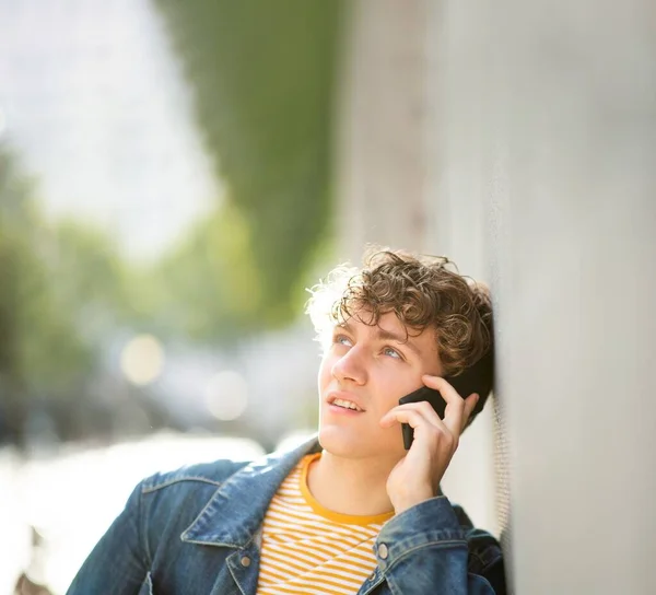 Close Portret Knappe Jonge Man Praten Met Mobiele Telefoon Stad — Stockfoto