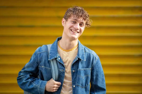 Close Retrato Horizontal Belo Jovem Com Saco Sorrindo Pelo Fundo — Fotografia de Stock