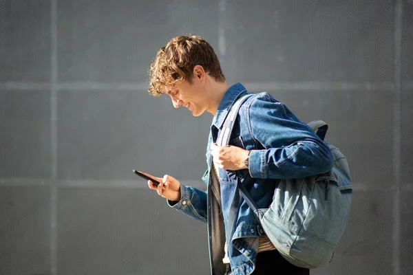 Portrait Latéral Jeune Homme Souriant Avec Sac Regardant Téléphone Mobile — Photo