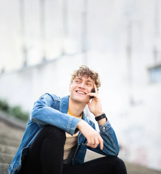 Retrato Joven Feliz Sentado Afuera Hablando Con Celular — Foto de Stock