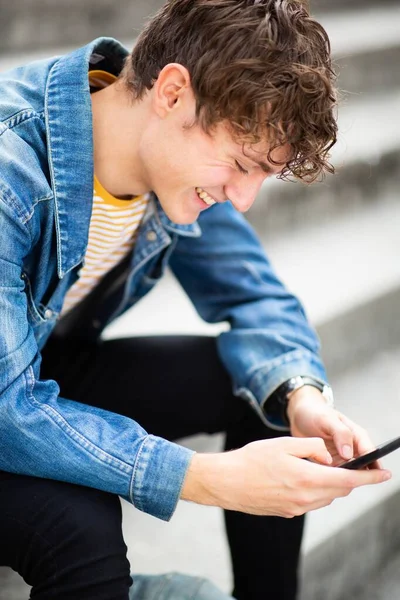 Cerca Retrato Feliz Joven Sentado Fuera Mirando Celular —  Fotos de Stock