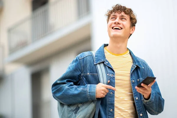 Portrait Jeune Homme Heureux Debout Ville Avec Téléphone Portable Sac — Photo