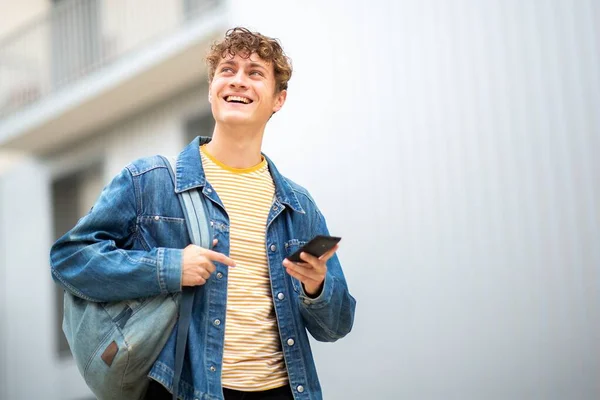 Портрет Счастливый Молодой Человек Гуляющий Городу Сумкой Мобильным Телефоном — стоковое фото