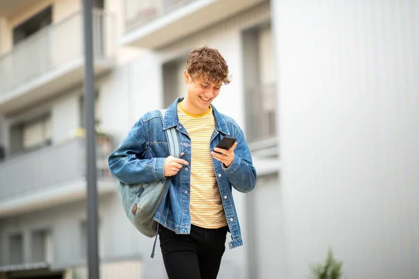 Portrait Jeune Homme Heureux Marchant Ville Avec Sac Regardant Téléphone — Photo