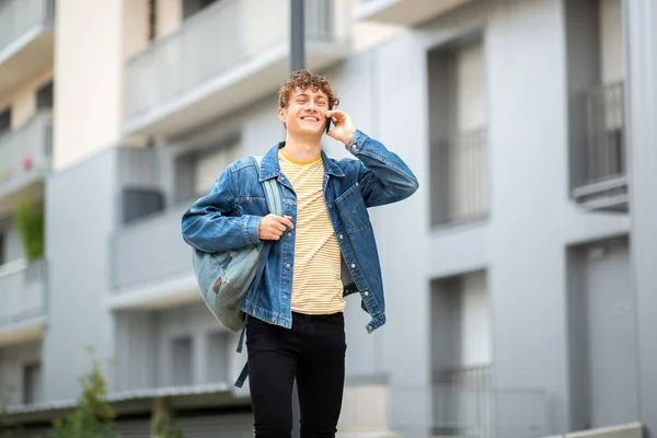 Портрет Молодого Улыбающегося Человека Идущего Город Сумкой Разговаривающего Мобильным Телефоном — стоковое фото