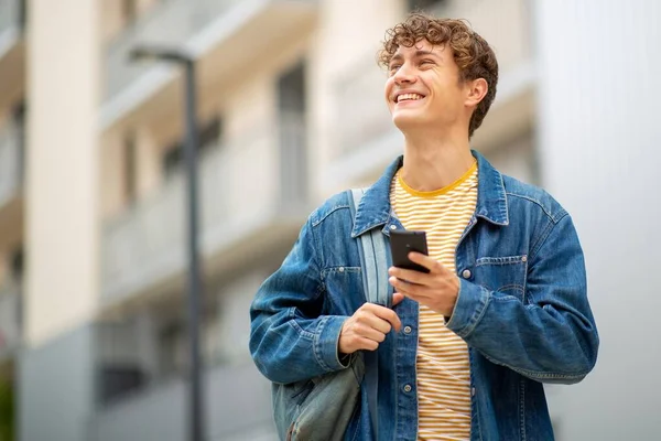 Portrait Jeune Homme Souriant Marchant Avec Sac Téléphone Portable Extérieur — Photo