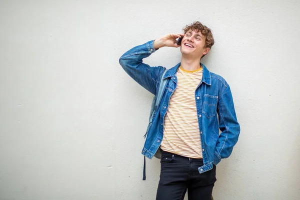 Retrato Chico Feliz Hablando Con Teléfono Móvil Por Pared — Foto de Stock