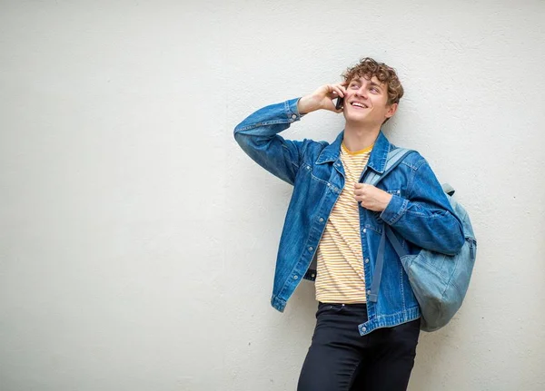 Retrato Chico Feliz Con Bolsa Hablando Con Teléfono Móvil Por — Foto de Stock